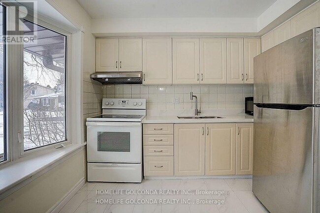 38 Applegate Crescent in Toronto, ON - Building Photo - Building Photo