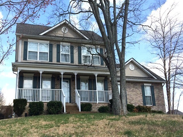 2201 Ipswitch Dr in Thompson's Station, TN - Building Photo