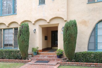136 S Oakhurst Dr in Beverly Hills, CA - Building Photo - Building Photo