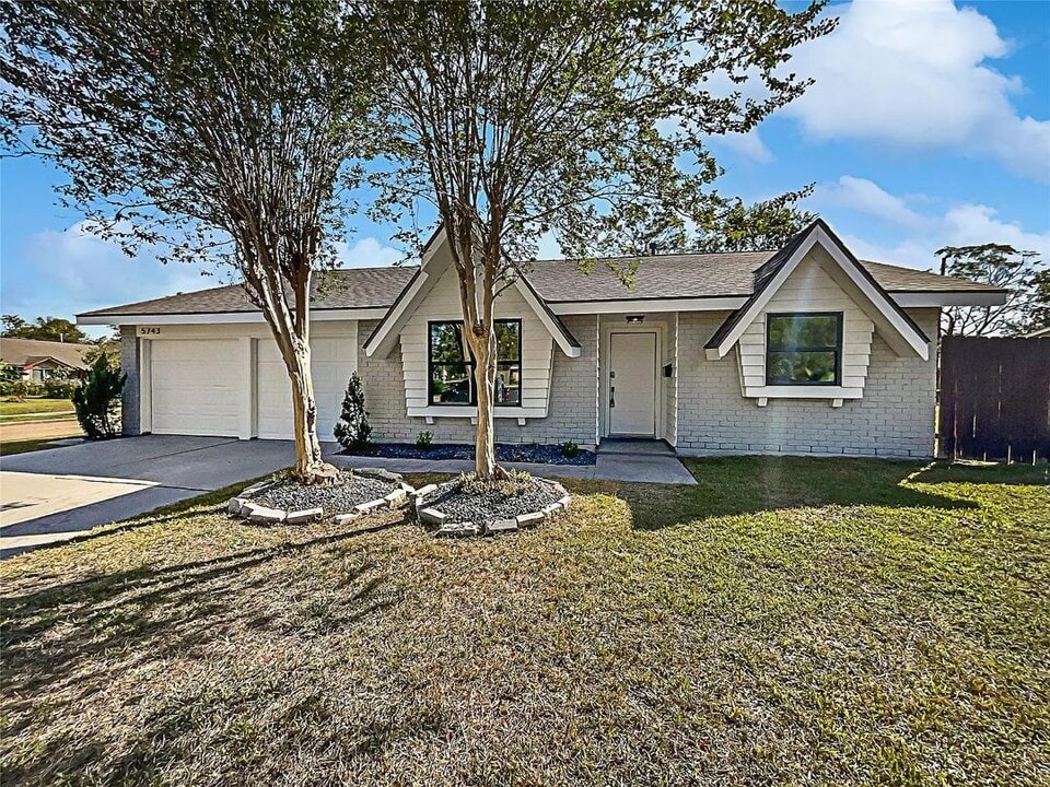 5742 Ludington Dr in Houston, TX - Building Photo