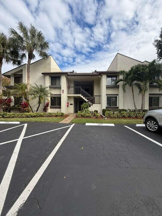 9321 SW 23rd St in Davie, FL - Building Photo