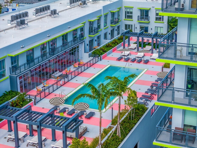 Fourteen Main Street Residences in Miami, FL - Building Photo - Building Photo