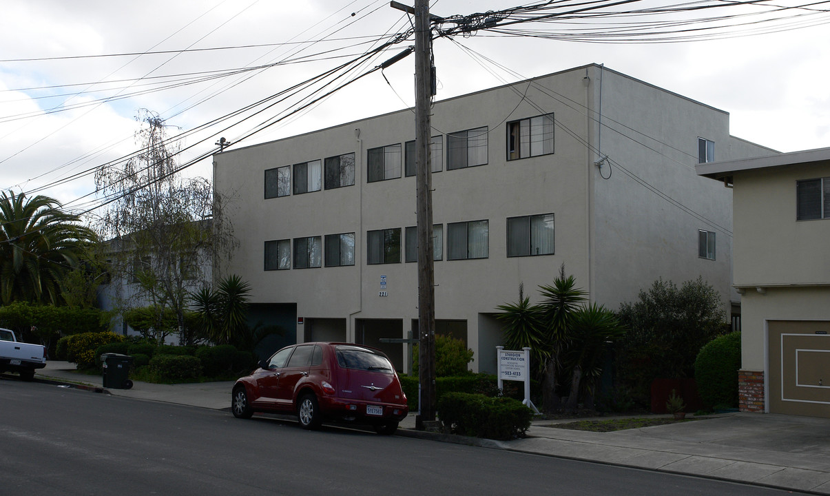 221 Harrison Ave in Redwood City, CA - Building Photo