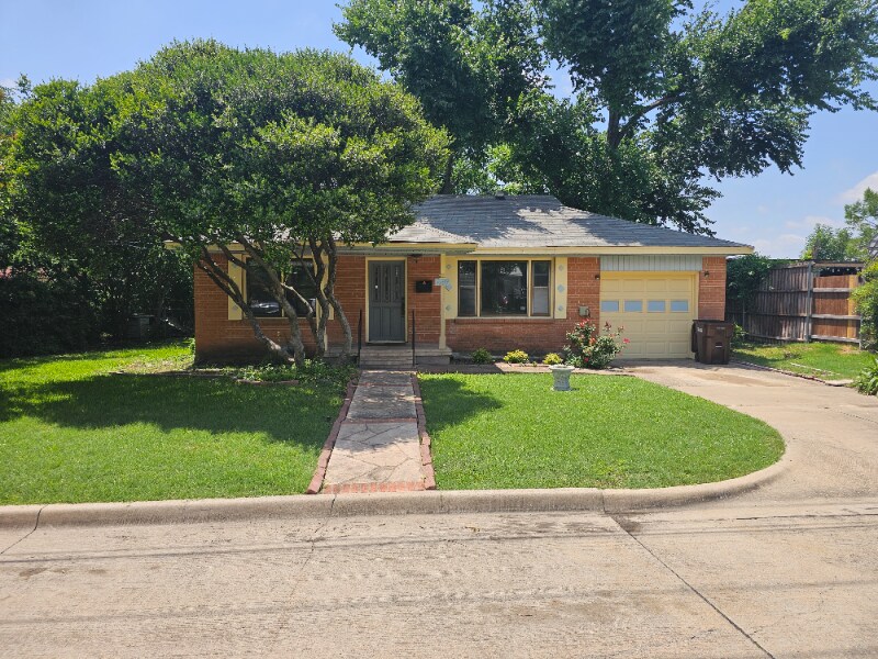 1103 L Ave in Plano, TX - Building Photo