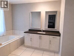 120 Vineberg Dr in Hamilton, ON - Building Photo - Building Photo