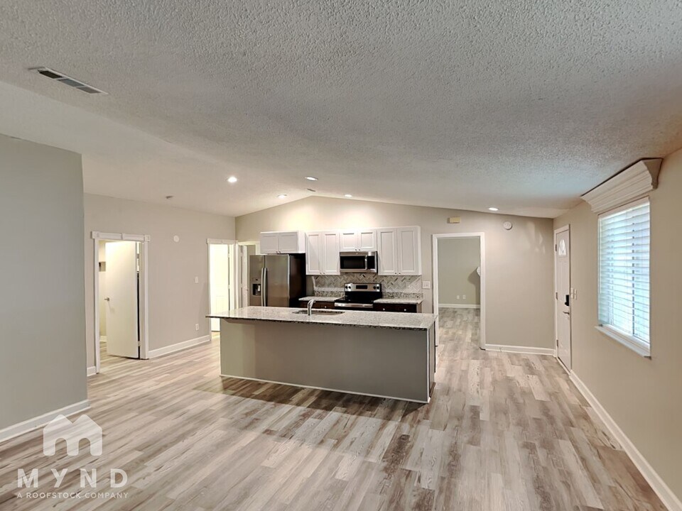 5825 Crossing King Dr in Charlotte, NC - Foto de edificio