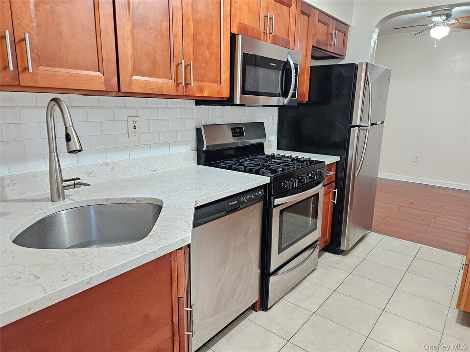 76-40-76170 170th St in Queens, NY - Foto de edificio