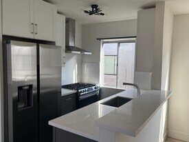 1639 S Hobart Blvd in Los Angeles, CA - Building Photo