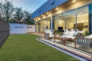 30 Vanguard Way in Dallas, TX - Building Photo