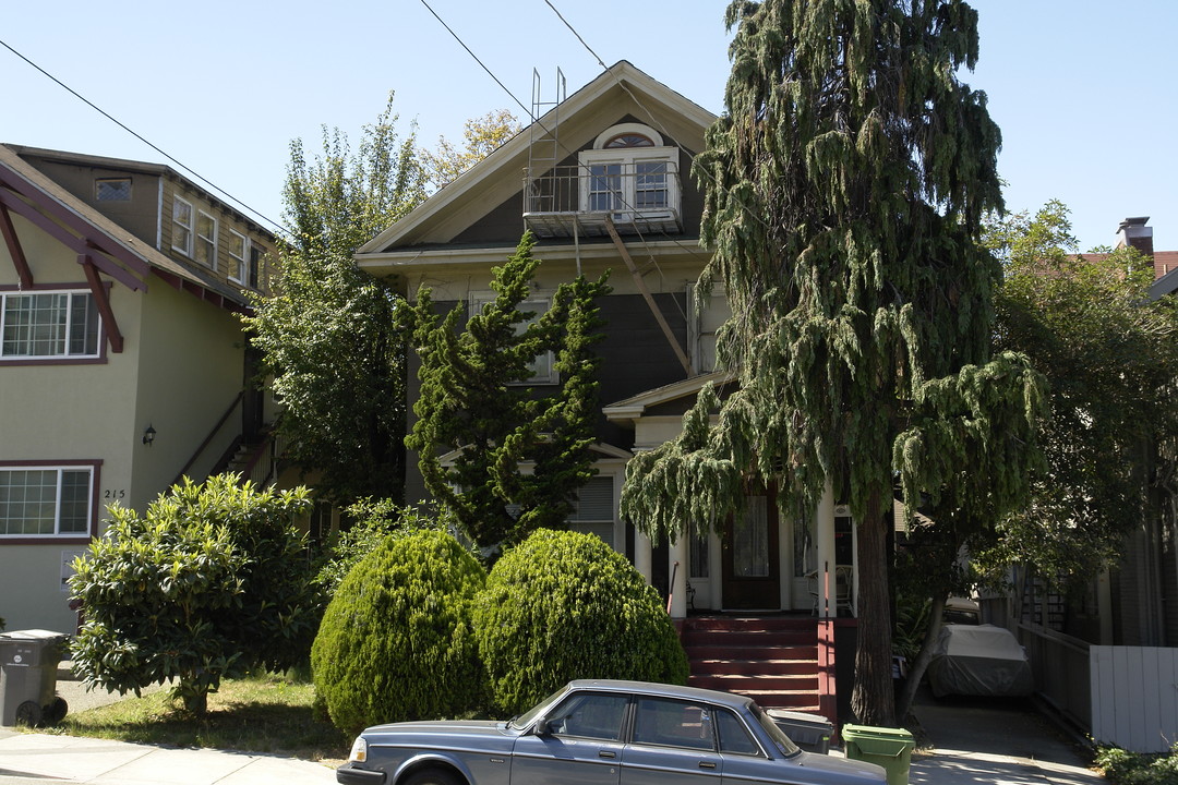 211 Santa Clara Ave in Oakland, CA - Foto de edificio