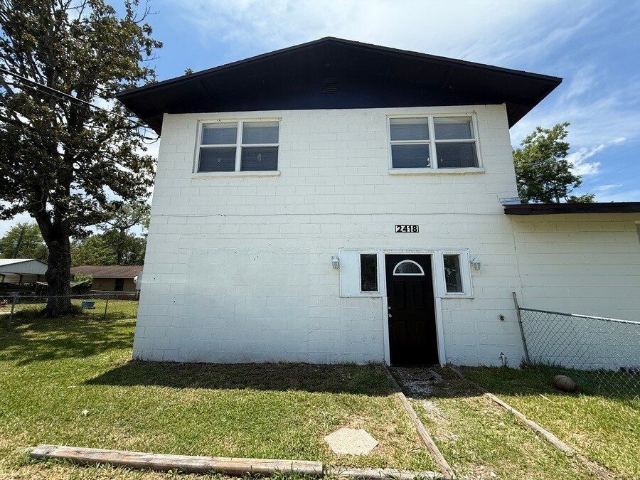 2418 Pullman Ave in Jacksonville, FL - Foto de edificio