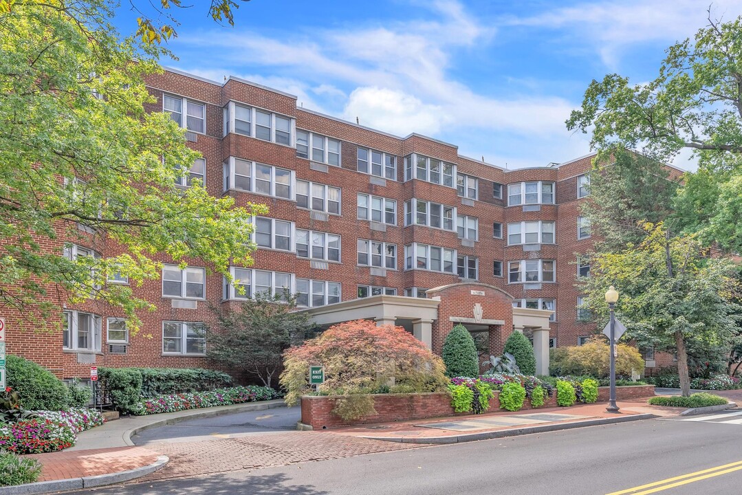 2500 Q St NW in Washington, DC - Building Photo