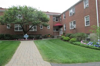 8 Bryant Crescent in White Plains, NY - Building Photo - Building Photo