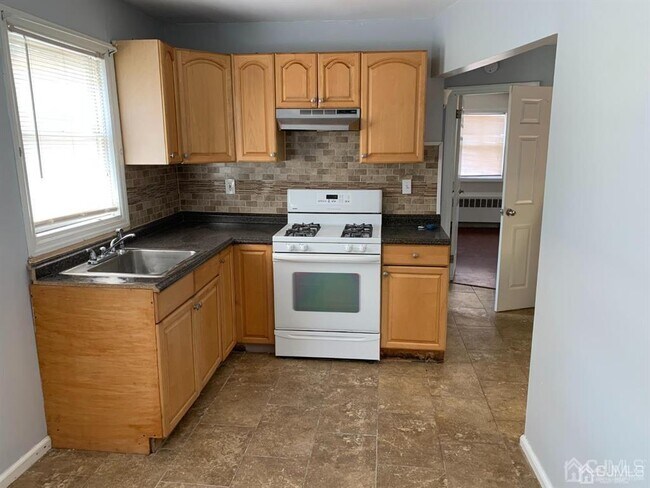 30 N Juliet St in Woodbridge Township, NJ - Building Photo - Building Photo
