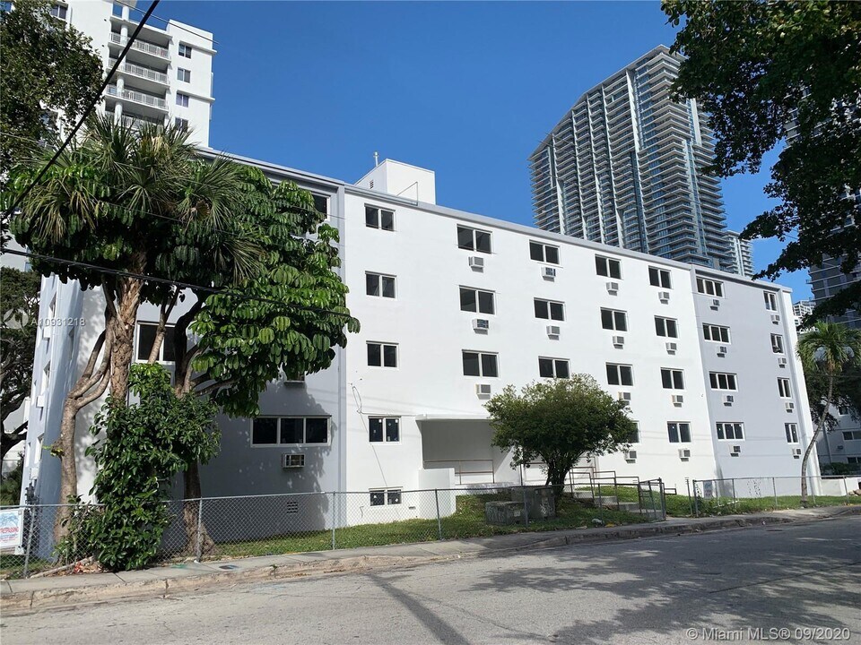 143 SW 9th St-Unit -Type 1 in Miami, FL - Building Photo