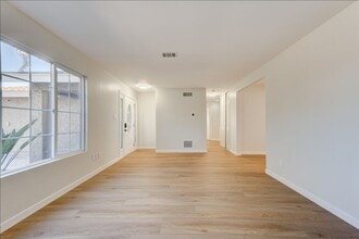 11370 Travis Pl in San Diego, CA - Building Photo - Building Photo