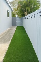 9330 SW 24th St in Miami, FL - Building Photo - Building Photo