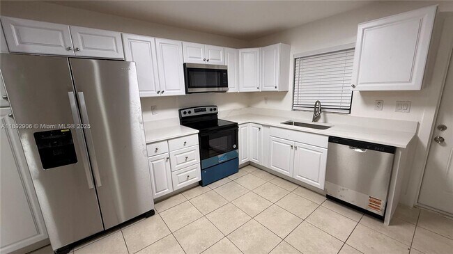 6046 SW 40th St in Miramar, FL - Building Photo - Building Photo