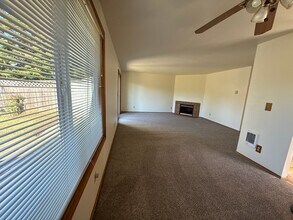1753 NW Grant Cir in Corvallis, OR - Foto de edificio - Building Photo
