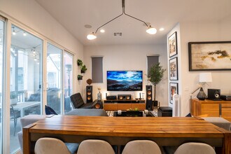 8339 N Peyton Way in Canoga Park, CA - Foto de edificio - Building Photo