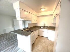 14109 Hatteras St in Los Angeles, CA - Building Photo