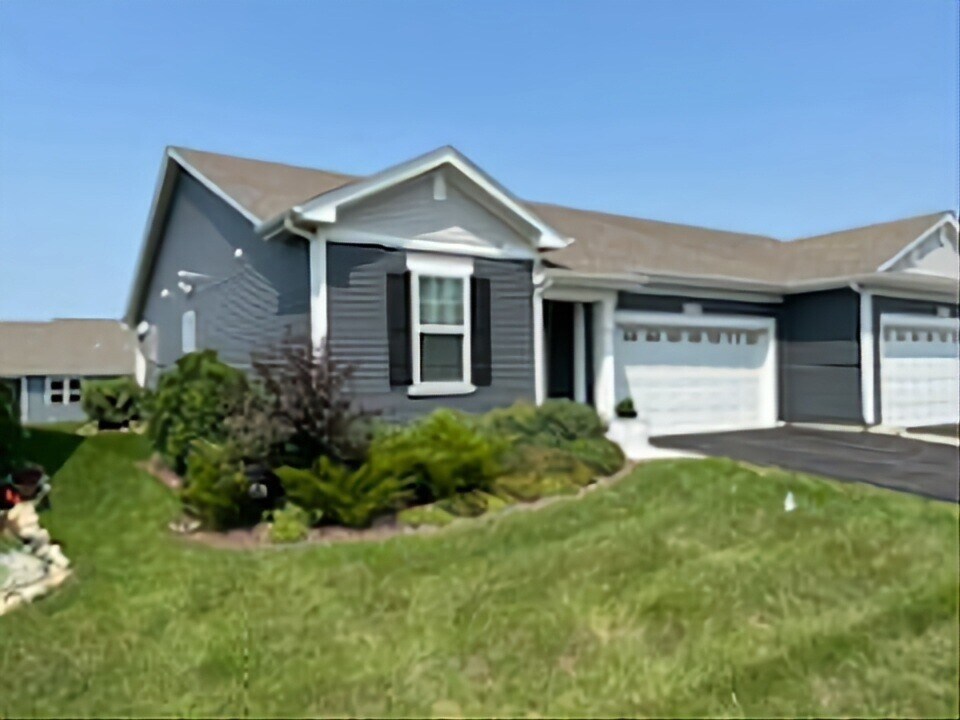 325 Sussex Ln in North Aurora, IL - Building Photo