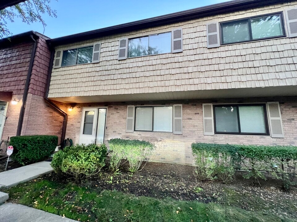 429 Commanche Trail in Wheeling, IL - Building Photo