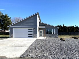 339 Lolly Ln in Dallesport, WA - Building Photo