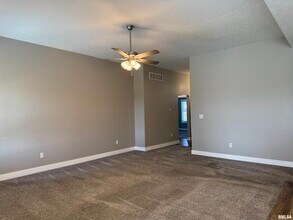 4509 Castle Pines Dr in Springfield, IL - Building Photo - Building Photo