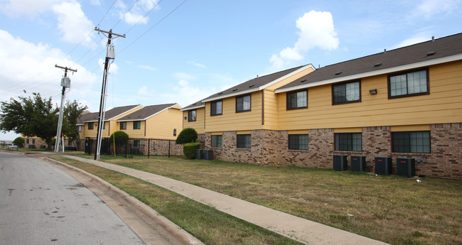 Cambridge Court in Fort Worth, TX - Foto de edificio - Building Photo