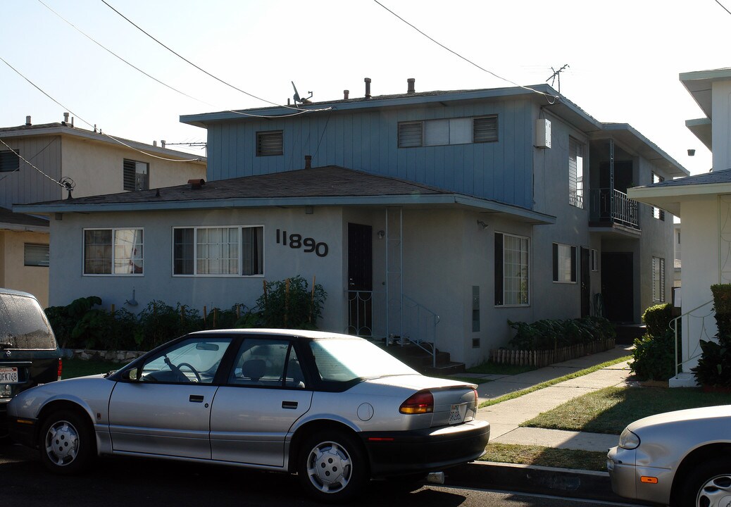 11890 Manor Dr in Hawthorne, CA - Foto de edificio