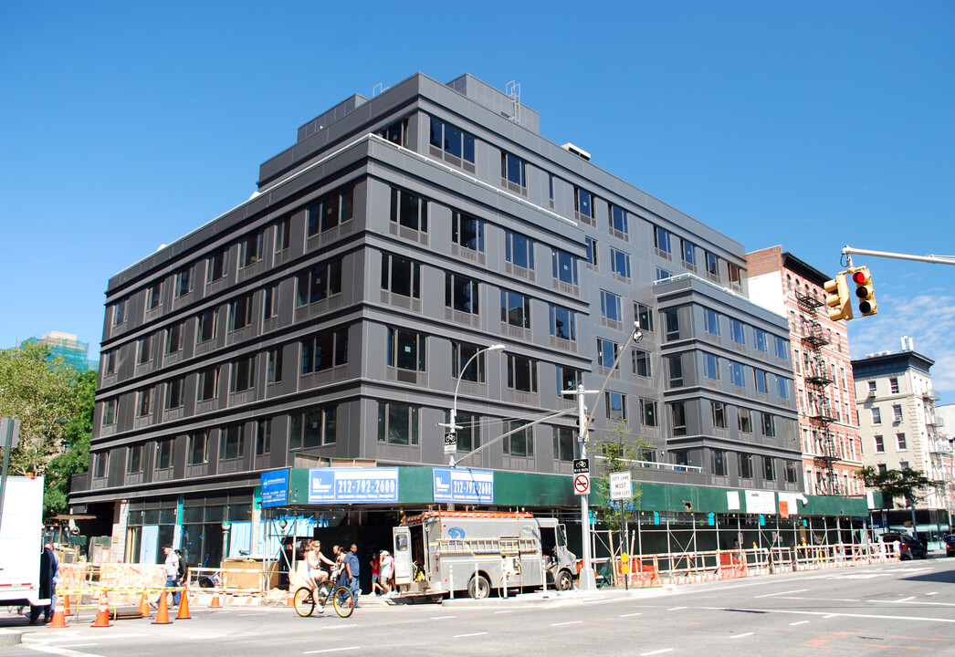 139 8th Ave in New York, NY - Building Photo