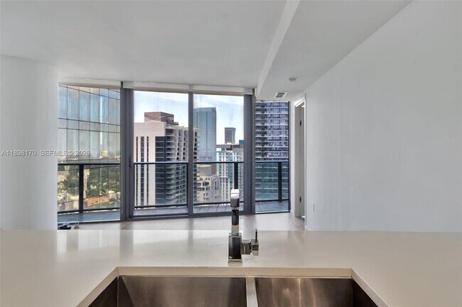 801 S Miami Ave, Unit 4404 in Miami, FL - Foto de edificio - Building Photo