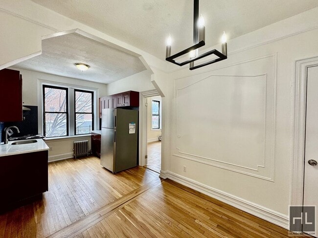 79 STREET Stunning 2 bedroom close to all, Unit 2B in Queens, NY - Foto de edificio - Building Photo