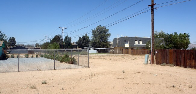 13652 Yakima Rd in Apple Valley, CA - Foto de edificio - Building Photo