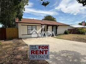 108 N Meadow St in Converse, TX - Building Photo