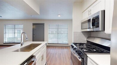 205 E Davis St in Dallas, TX - Building Photo - Building Photo