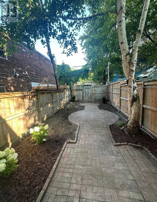 212 Gerrard St E in Toronto, ON - Building Photo - Building Photo