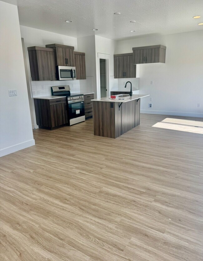 5718 S Weehawken Ln in Saint George, UT - Building Photo - Building Photo
