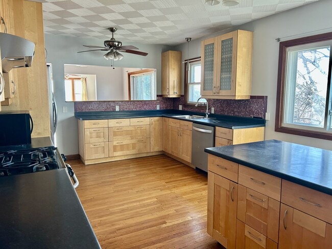 85 Gladstone St, Unit 3 in Boston, MA - Foto de edificio - Building Photo