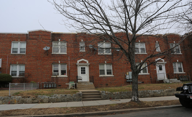 1504 Oates St NE in Washington, DC - Foto de edificio - Building Photo