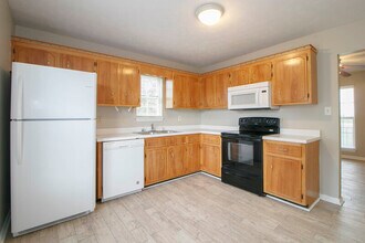 915 State Line Rd in Oak Grove, KY - Building Photo - Building Photo