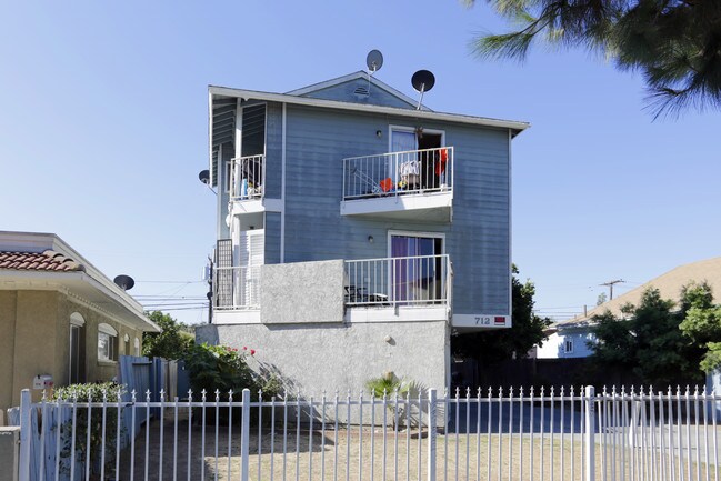712 E Pine St in Santa Ana, CA - Foto de edificio - Building Photo