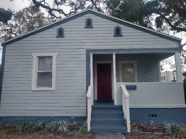 property at 905 E Osborne Ave