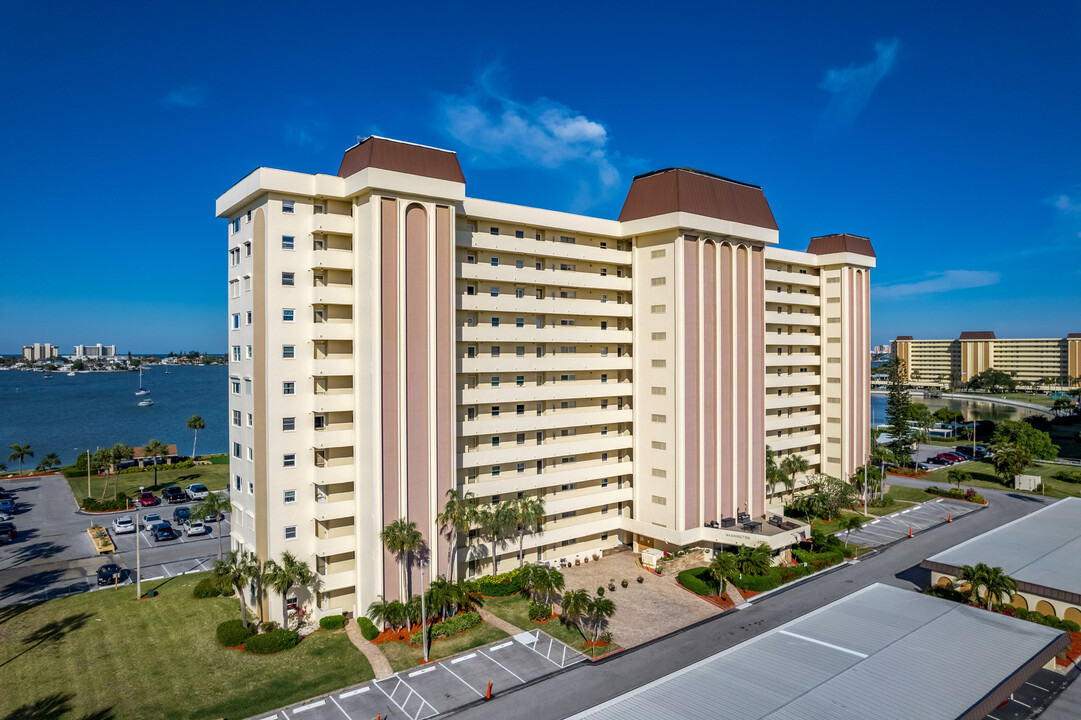 Washington House at Sea Towers in St. Petersburg, FL - Foto de edificio