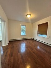 37 Redmond Ave in Bay Shore, NY - Building Photo - Building Photo