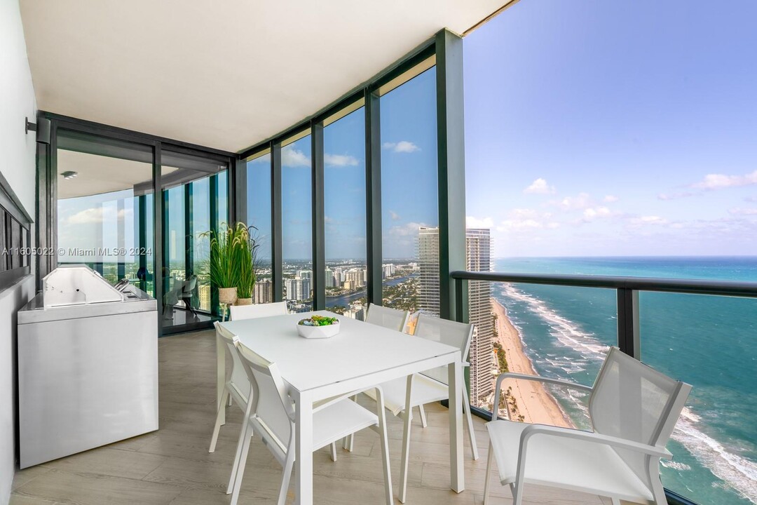 18555 Collins Ave, Unit 5105 in Sunny Isles Beach, FL - Building Photo