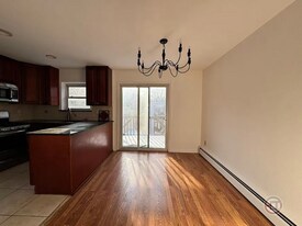 1027 Throgmorton Ave in Bronx, NY - Building Photo