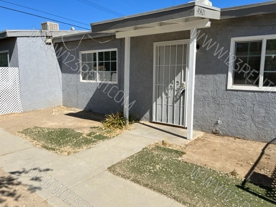 45421 Cedar Ave in Lancaster, CA - Building Photo