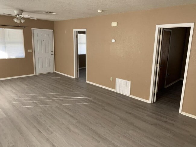 137 S Lowry St in Stillwater, OK - Building Photo - Building Photo